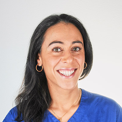 Licenciada en Odontología por la Universidad Alfonso X el Sabio, Madrid.