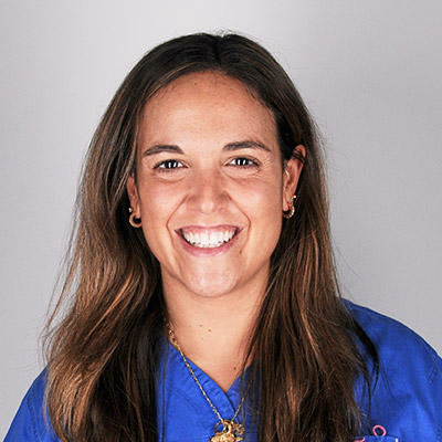 Licenciada en Odontología por la Universidad Alfonso X el Sabio, Madrid.